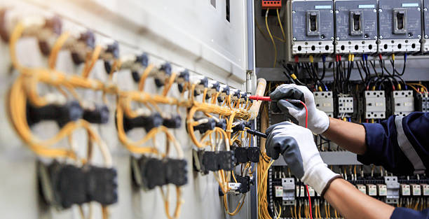 Professional Electrician technician working in Lincoln Park, MI